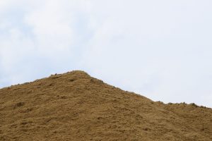 Lire la suite à propos de l’article Où trouver de la terre végétale gratuite : 6 sources fiables